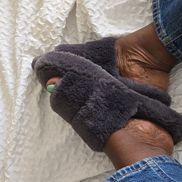 Fabletics Women's Plush Gray Comfy  Slippers - Picture 7 of 7